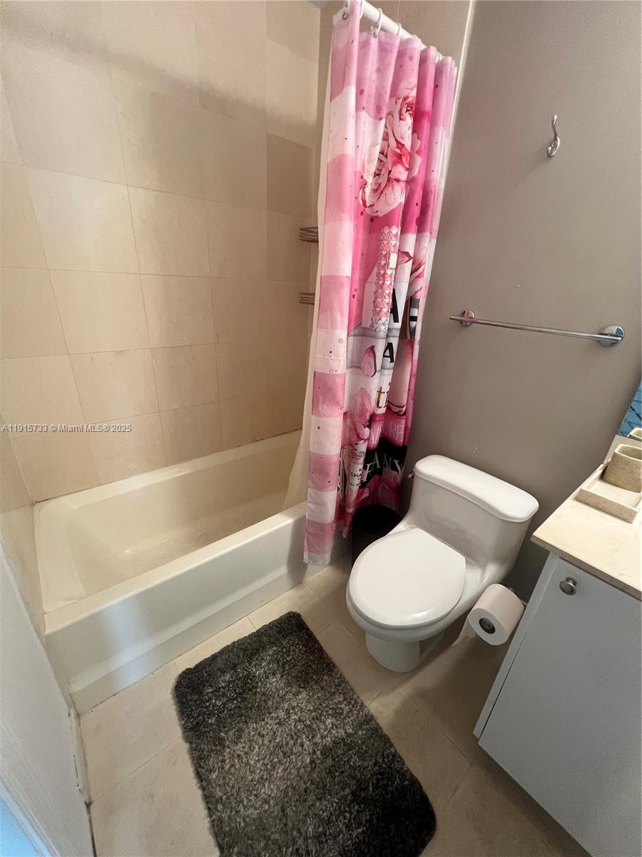 60 Southwest 13th Street, Unit 2207 Miami, FL 33130 - Photo 8 of 9 a bathroom with a toilet and a bathtub
