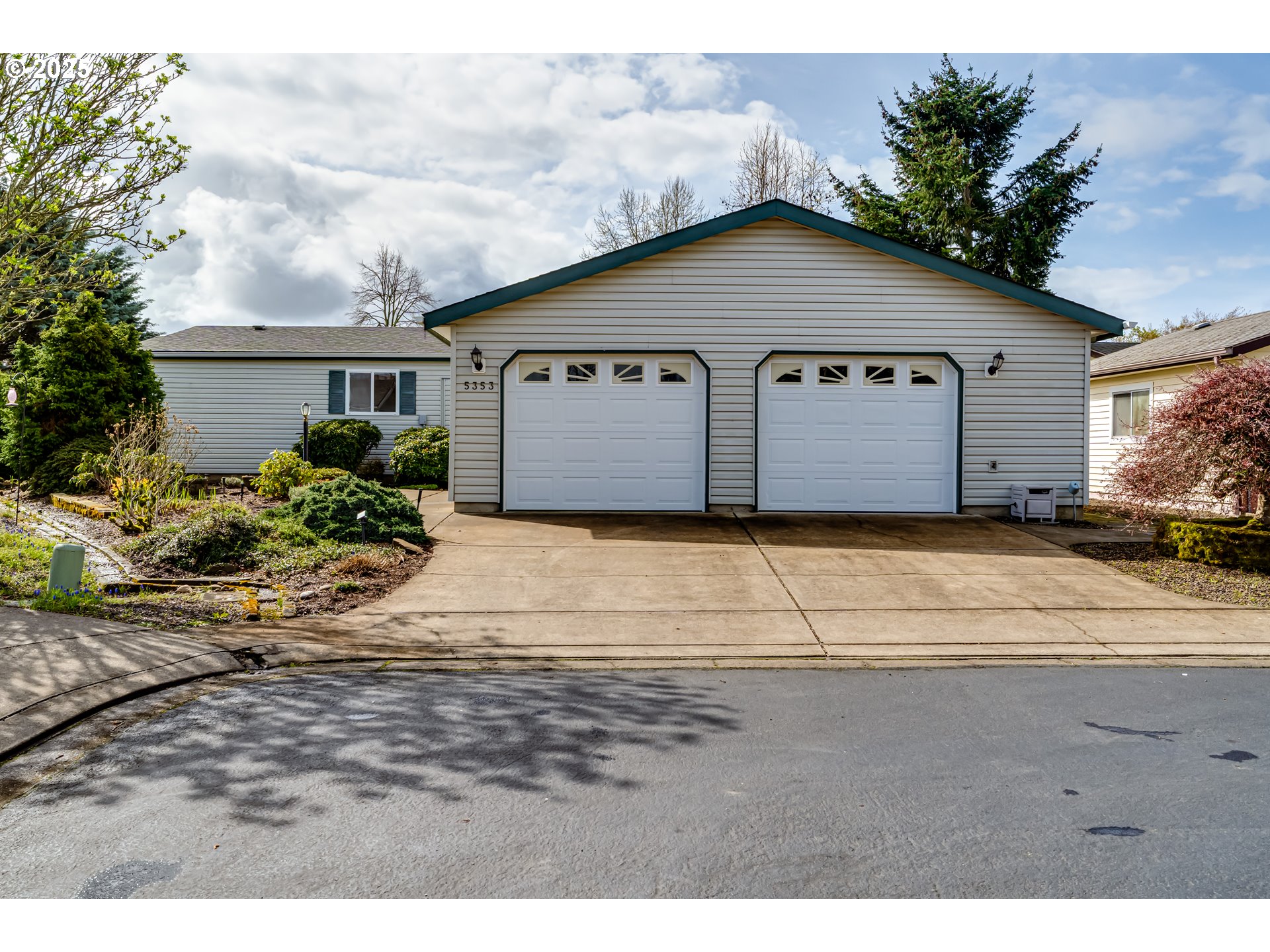 5353 Club Drive Eugene, OR 97402 - Photo 21 of 34 a house that has a lot of windows on it