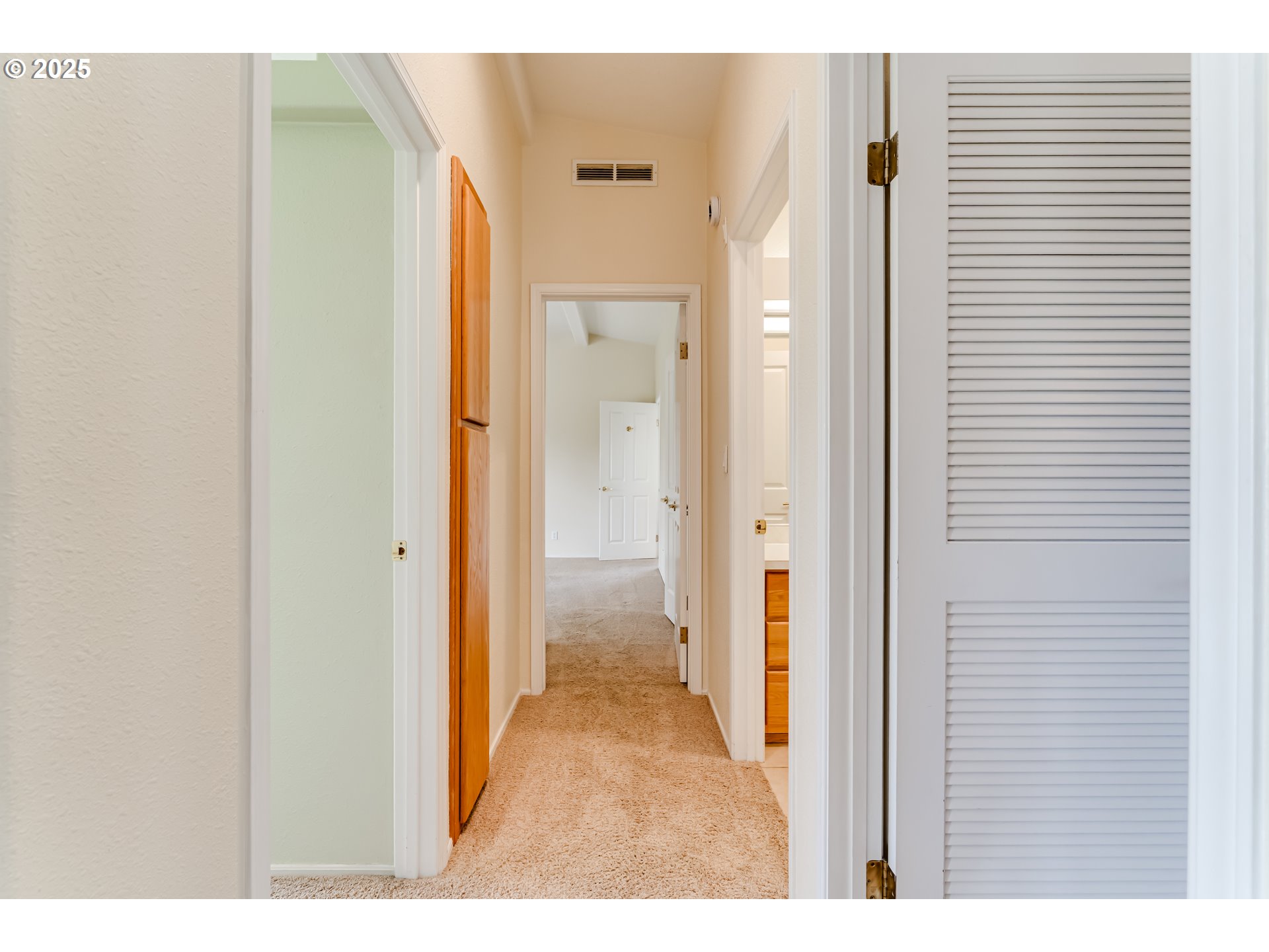 5353 Club Drive Eugene, OR 97402 - Photo 10 of 34 a view of a bathroom with tub and shower