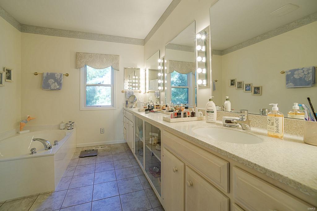 1032 North Spoede Road Creve Coeur, MO 63146 - Photo 25 of 40 Gallery Image 25