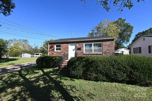 a view of a house with backyard and garden