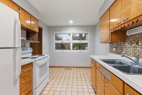 $300,000 | 2 Adams Street, East Dundee, IL 60118