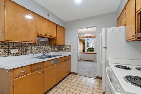 $300,000 | 2 Adams Street, East Dundee, IL 60118