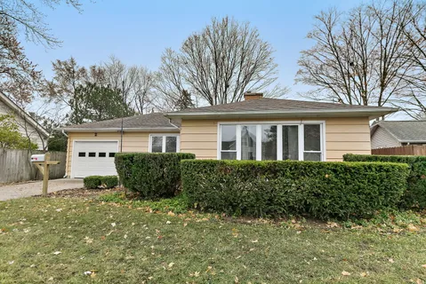 $300,000 | 2 Adams Street, East Dundee, IL 60118