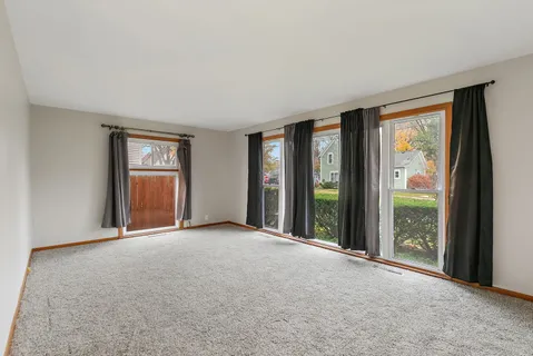 $300,000 | 2 Adams Street, East Dundee, IL 60118