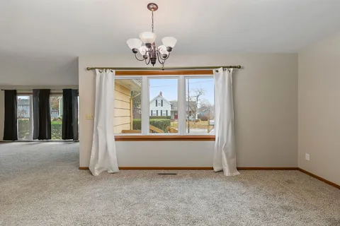 $300,000 | 2 Adams Street, East Dundee, IL 60118