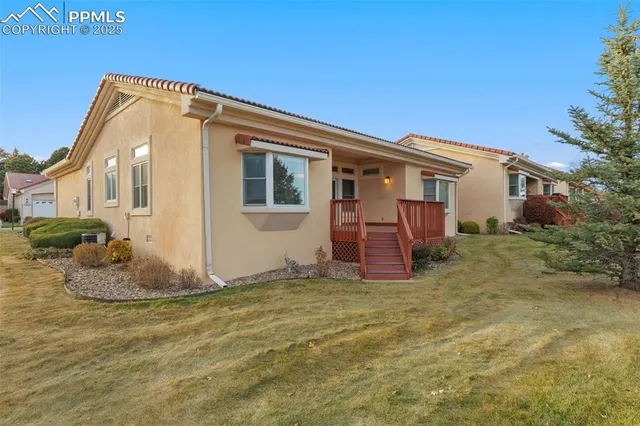 a view of a house with backyard