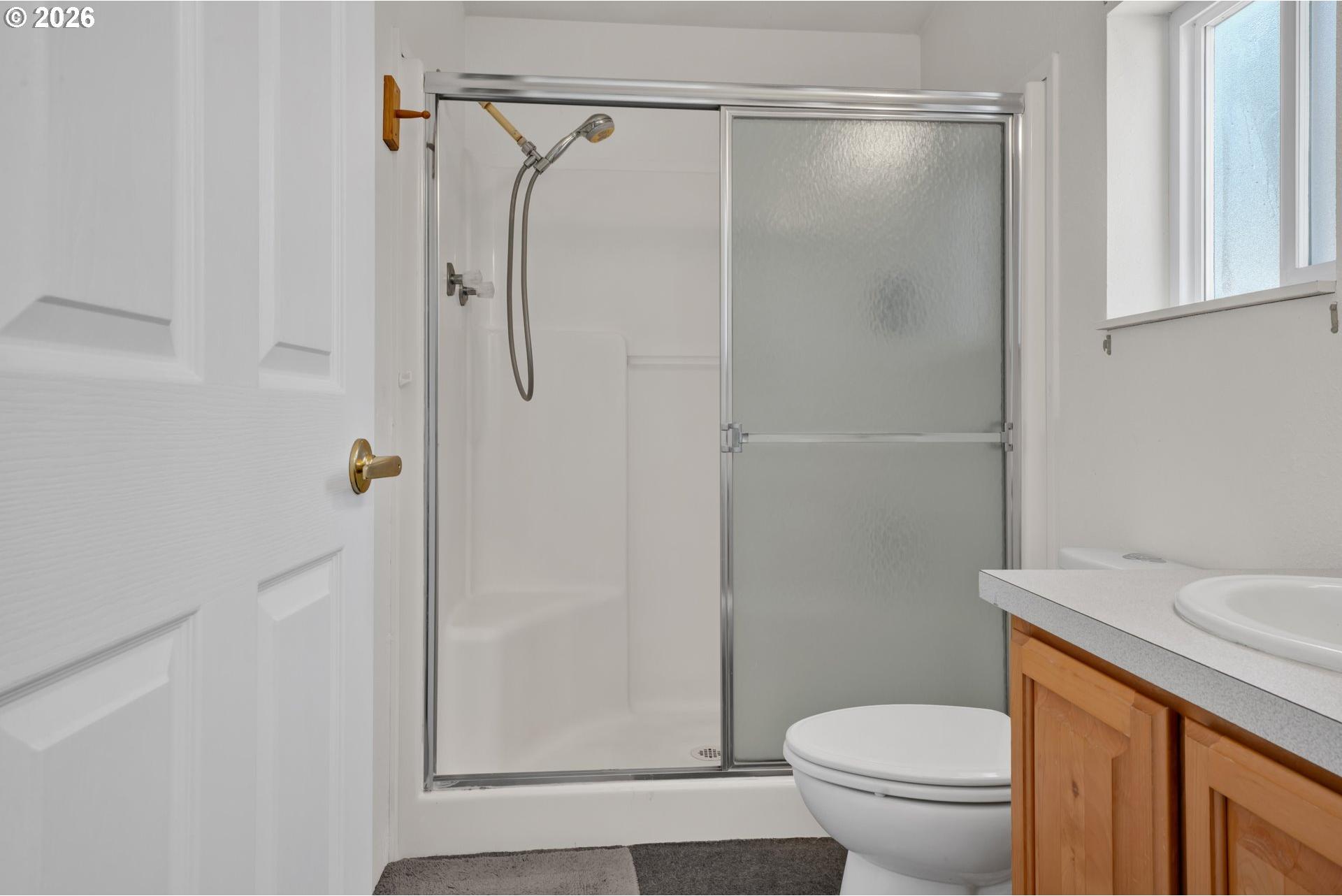 1475 Green Acres Road, Unit 69 Eugene, OR 97408 - Photo 17 of 30 En Suite Bathroom