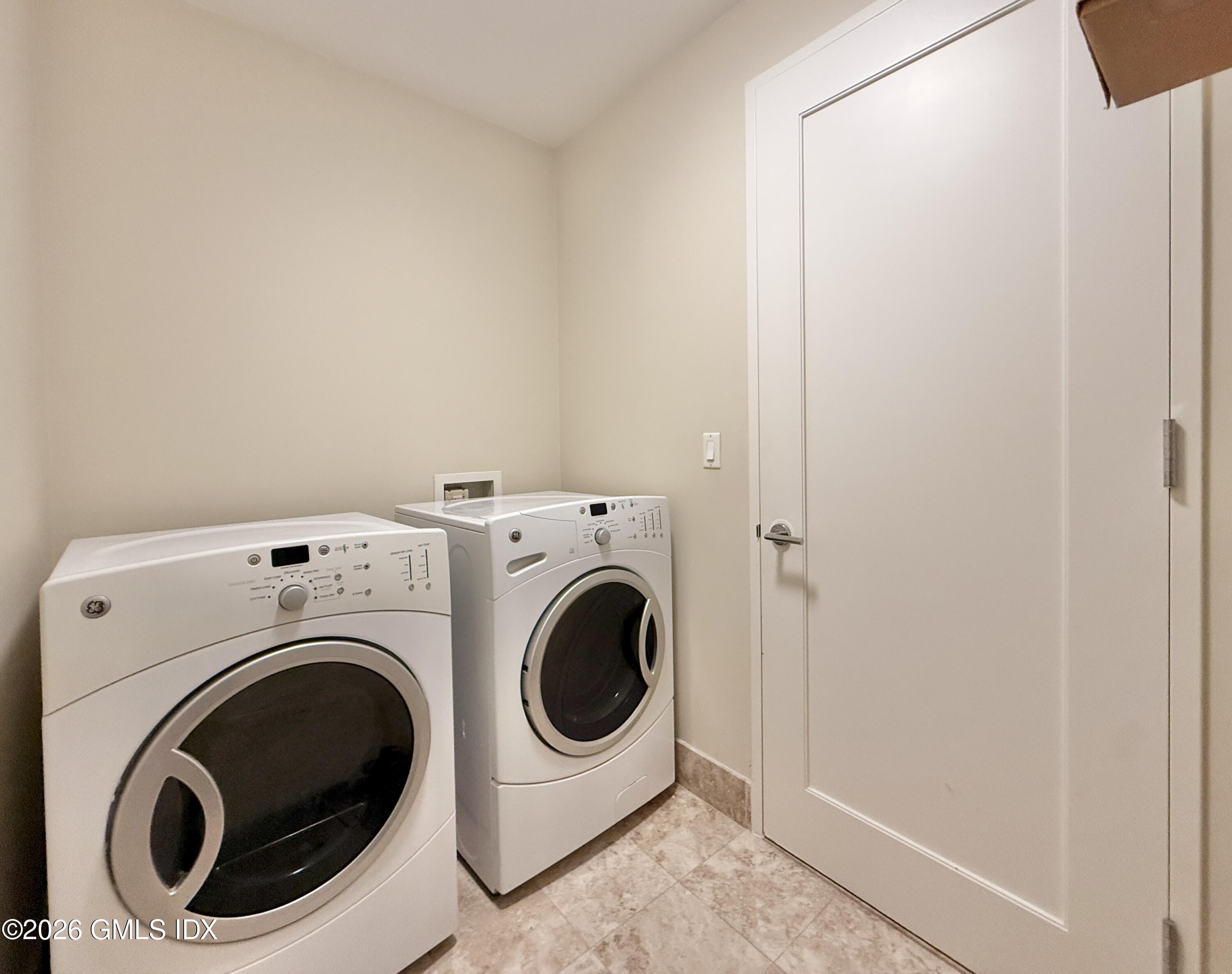 1 Broad Street, Unit PHD2 Stamford, CT 06901 - Photo 15 of 19 a utility room with dryer and washer