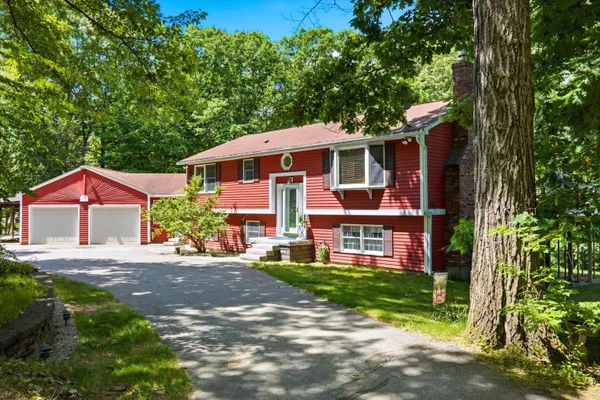 $700,000 | 140 Appletree Road, Auburn, NH 03032