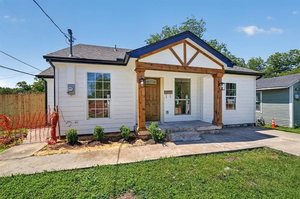 $2,500 | 4002 Falls Drive, Dallas, TX 75211
