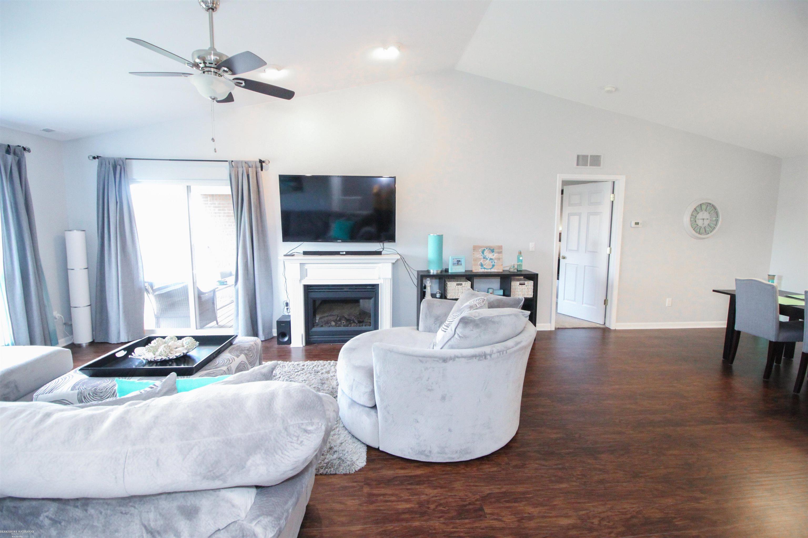 46033 Rhodes Drive Macomb, MI 48044 - Photo 5 of 41 50119672-4.JPG