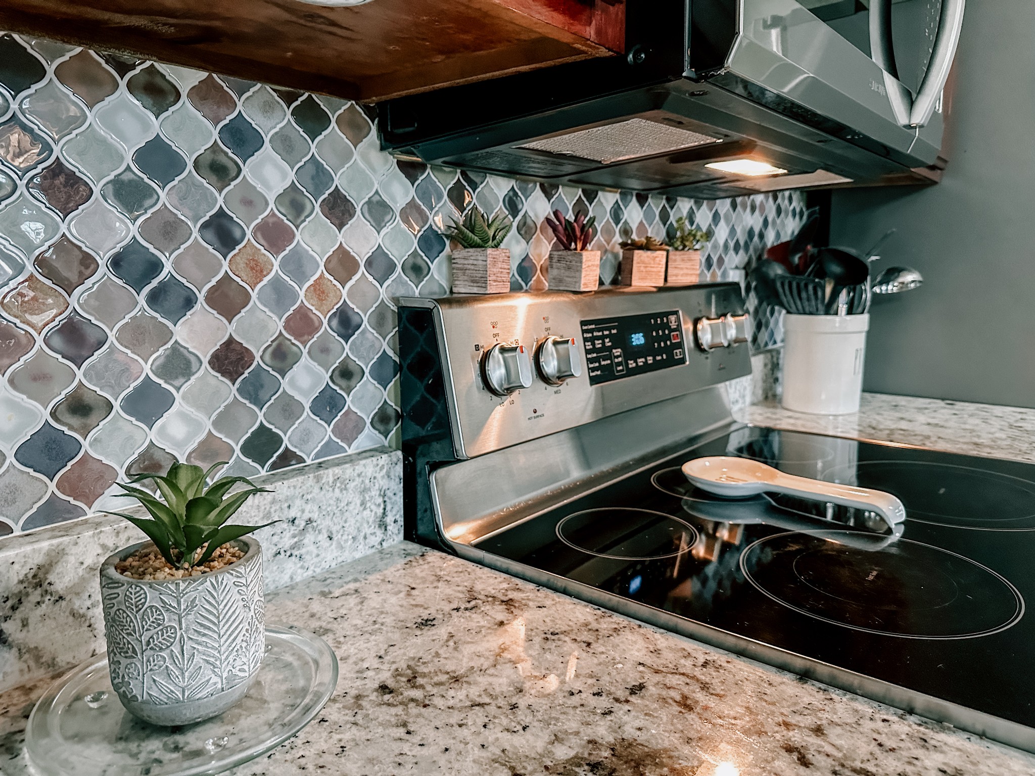 5124 East Calgary Murfreesboro, TN 37129 - Photo 6 of 32 a table with chairs and a stove