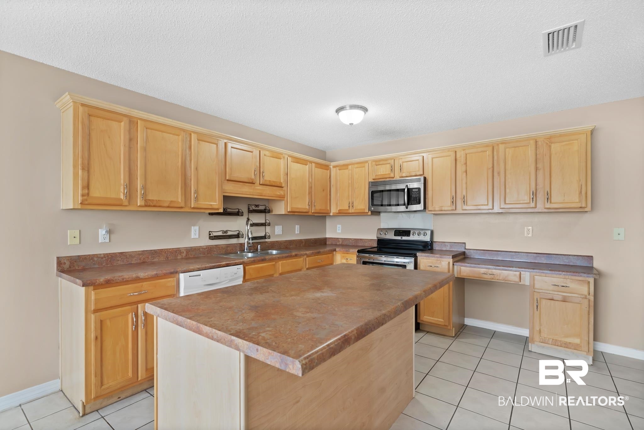 1064 Amazon Drive Foley, AL 36535 - Photo 4 of 26 Kitchen