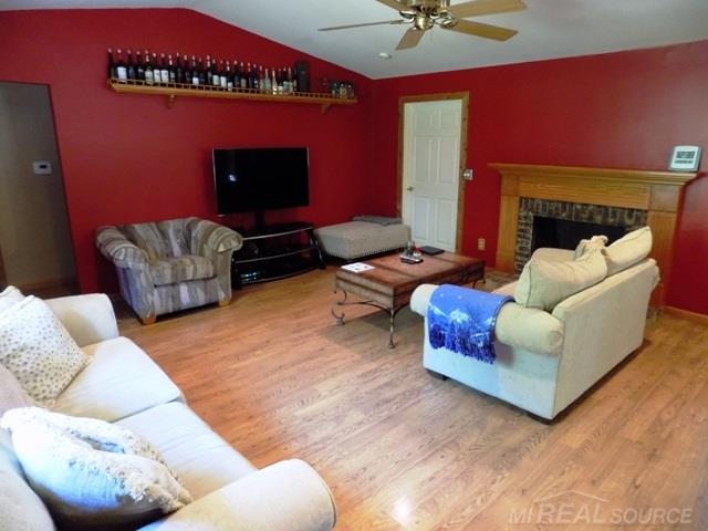 13254 Torrey Road Fenton, MI 48430 - Photo 4 of 37 31300984-3.JPG