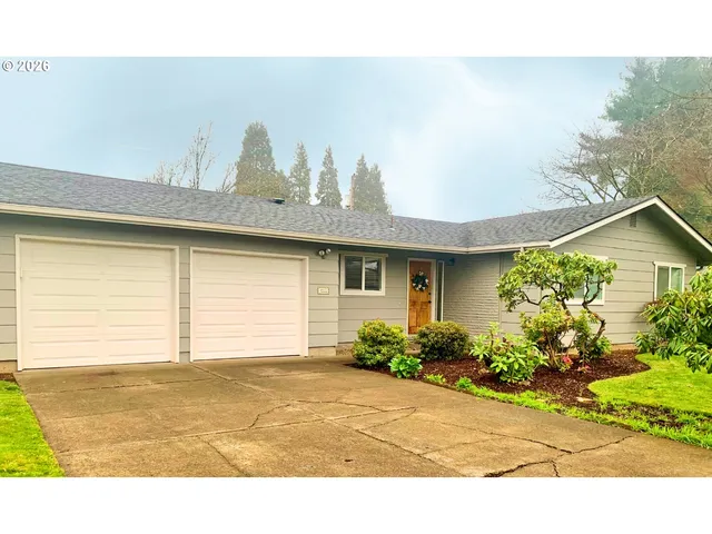 a view of a house with backyard and garden