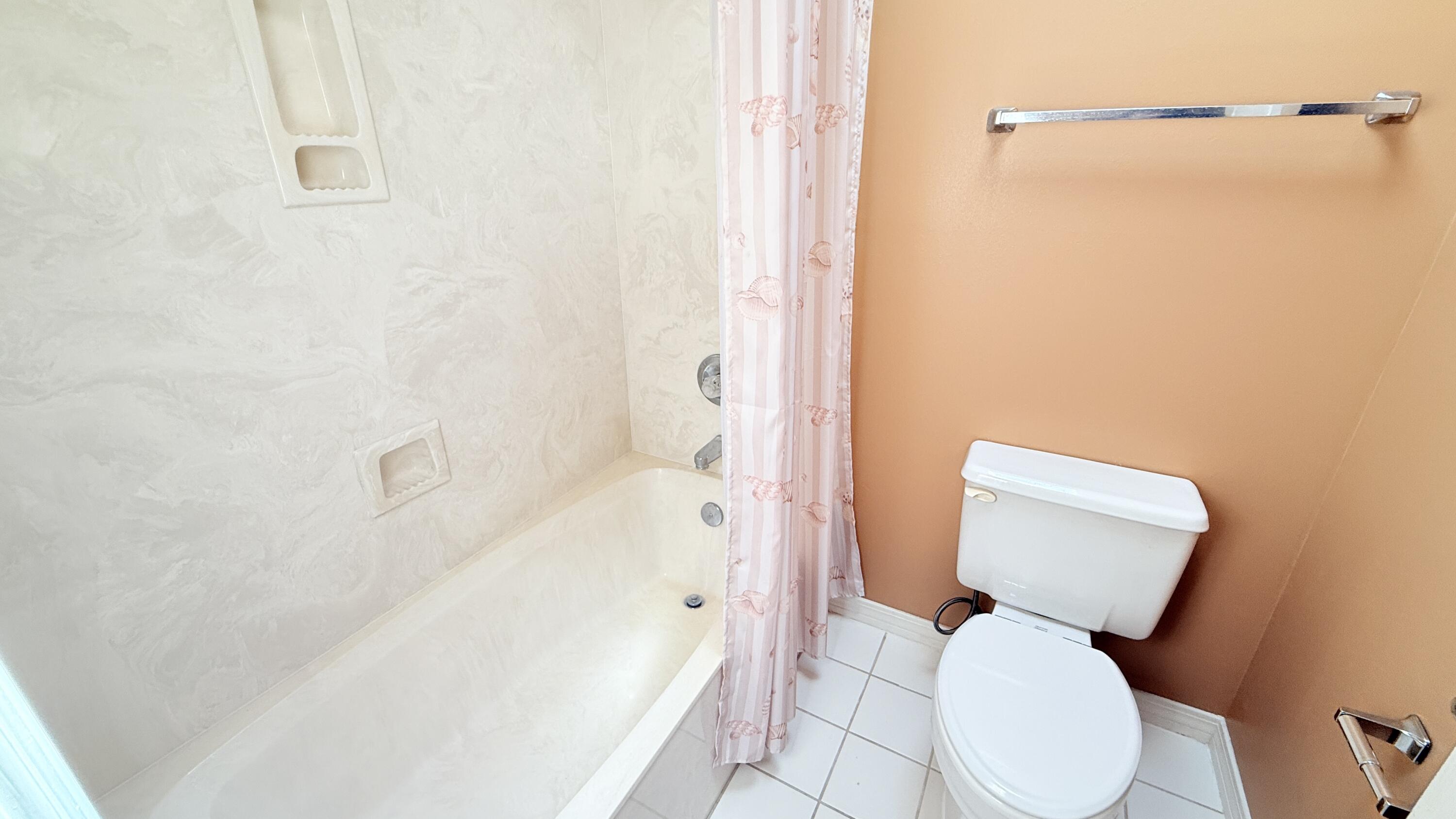 101 Bermuda Way Niceville, FL 32578 - Photo 35 of 42 2nd Floor Bath - attached to BR 4