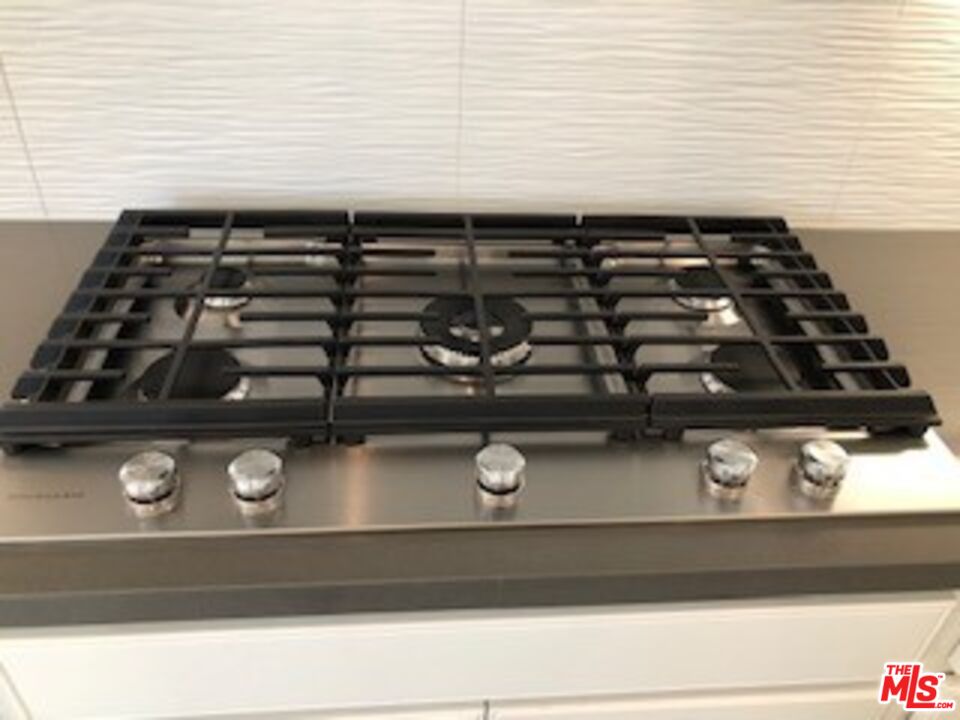 527 Daniel Freeman Circle Inglewood, CA 90301 - Photo 14 of 36 a close view of stove