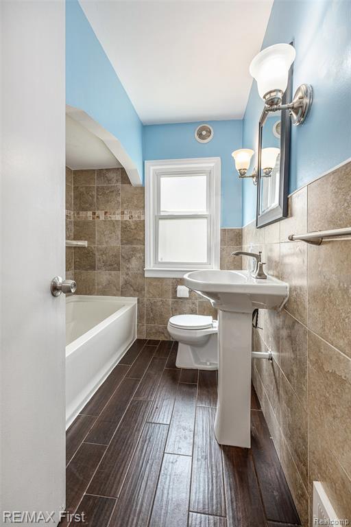 1070 Hampton Road Grosse Pointe Woods, MI 48236 - Photo 7 of 22