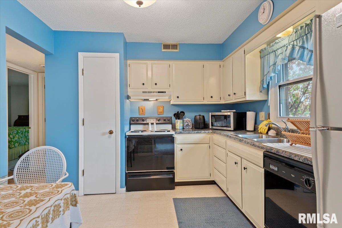 2081 West Monroe Street, Unit D Springfield, IL 62704 - Photo 14 of 24