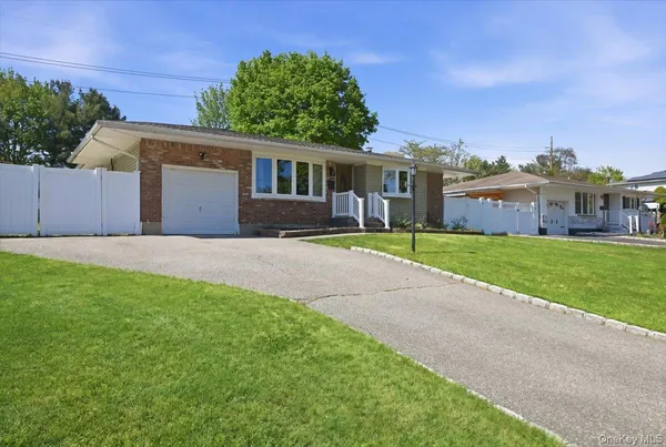 $624,999 | 9 Copperbeech Road, St. James, NY 11780
