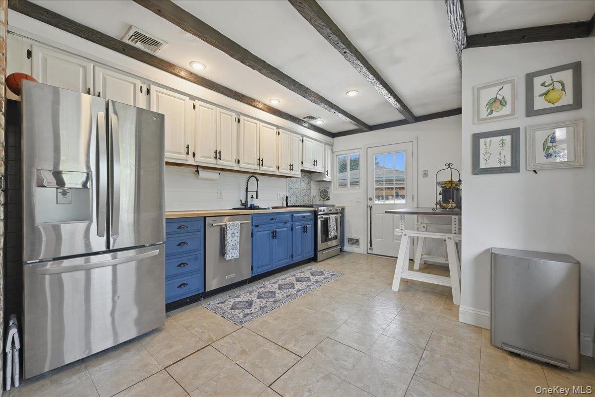 9 Copperbeech Road St. James, NY 11780 - Photo 12 of 39