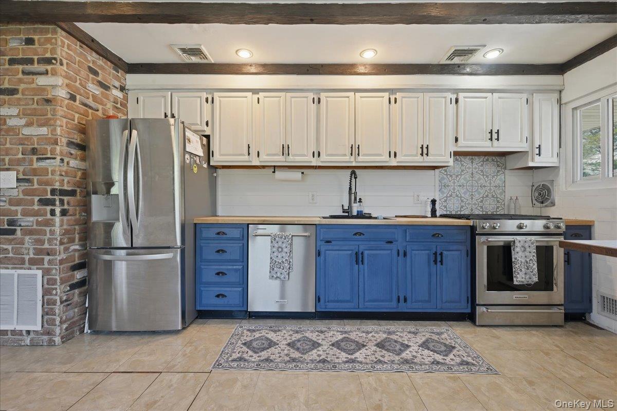 9 Copperbeech Road St. James, NY 11780 - Photo 13 of 39