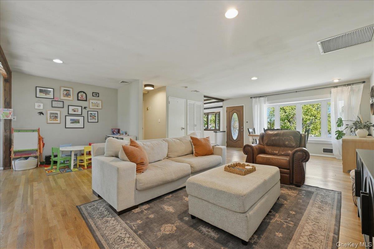 9 Copperbeech Road St. James, NY 11780 - Photo 5 of 39
