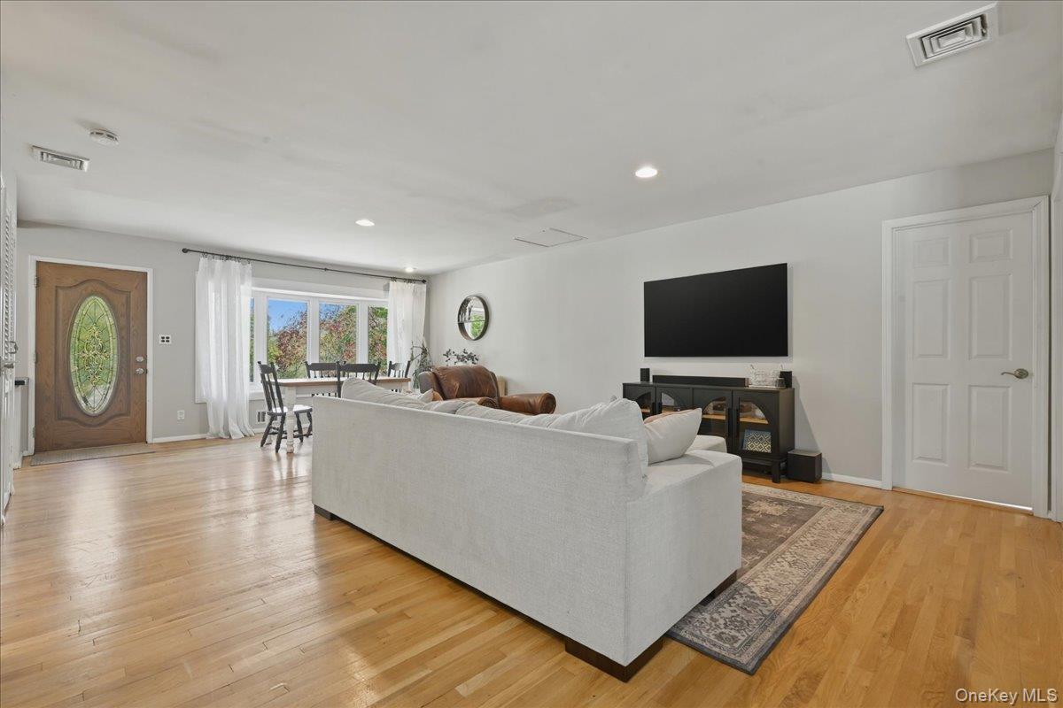 9 Copperbeech Road St. James, NY 11780 - Photo 7 of 39