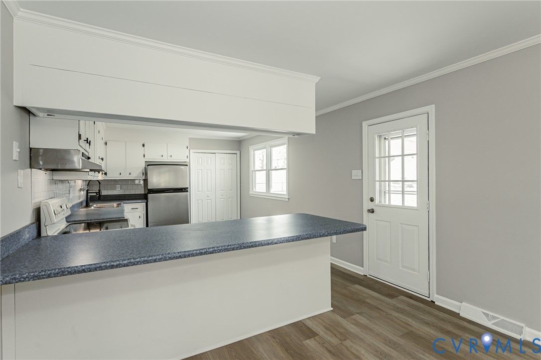 15412 Exter Mill Road Chesterfield, VA 23838 - Photo 27 of 60 Kitchen with a peninsula, dark countertops, freest