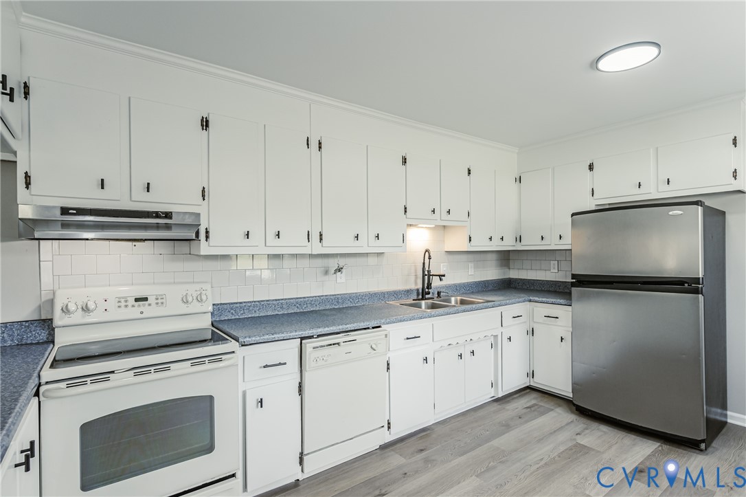 15412 Exter Mill Road Chesterfield, VA 23838 - Photo 29 of 60 Kitchen featuring white appliances, light wood-sty