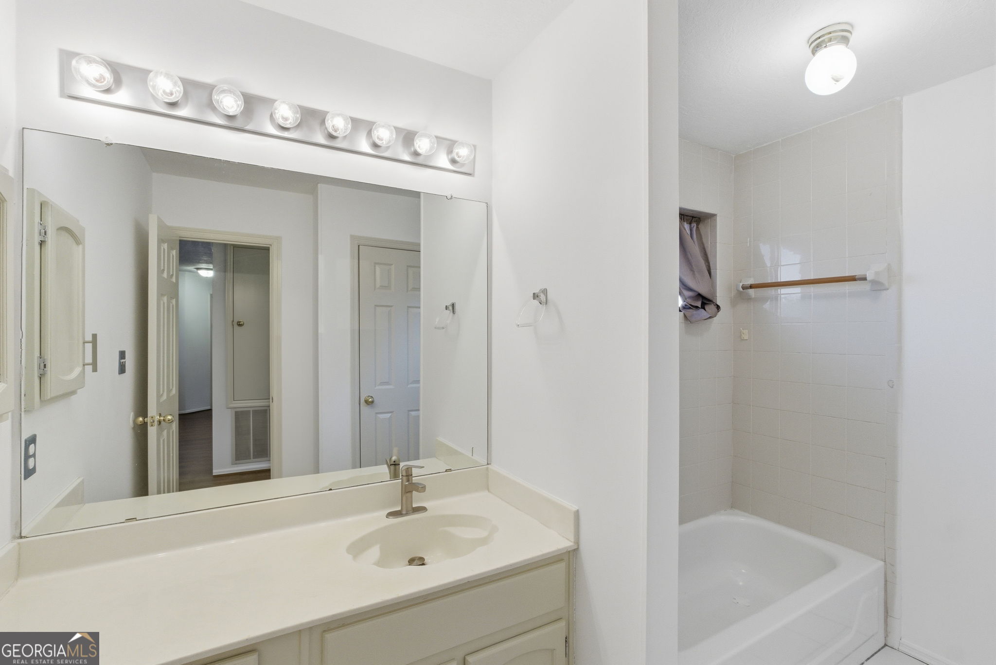 523 North Shore Road Lithonia, GA 30058 - Photo 21 of 26 a bathroom with a tub a sink and mirror