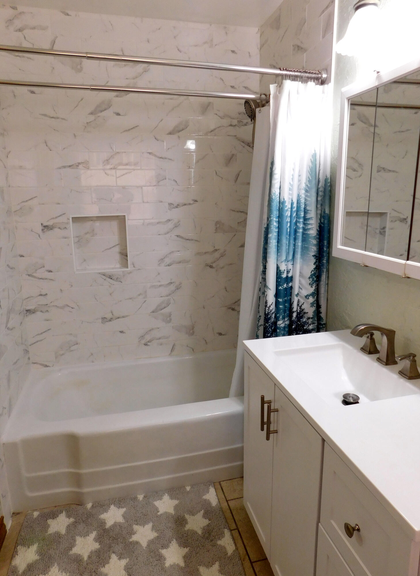 122 West 16th Street Muleshoe, TX 79347 - Photo 20 of 27 a bathroom with a sink and a bathtub