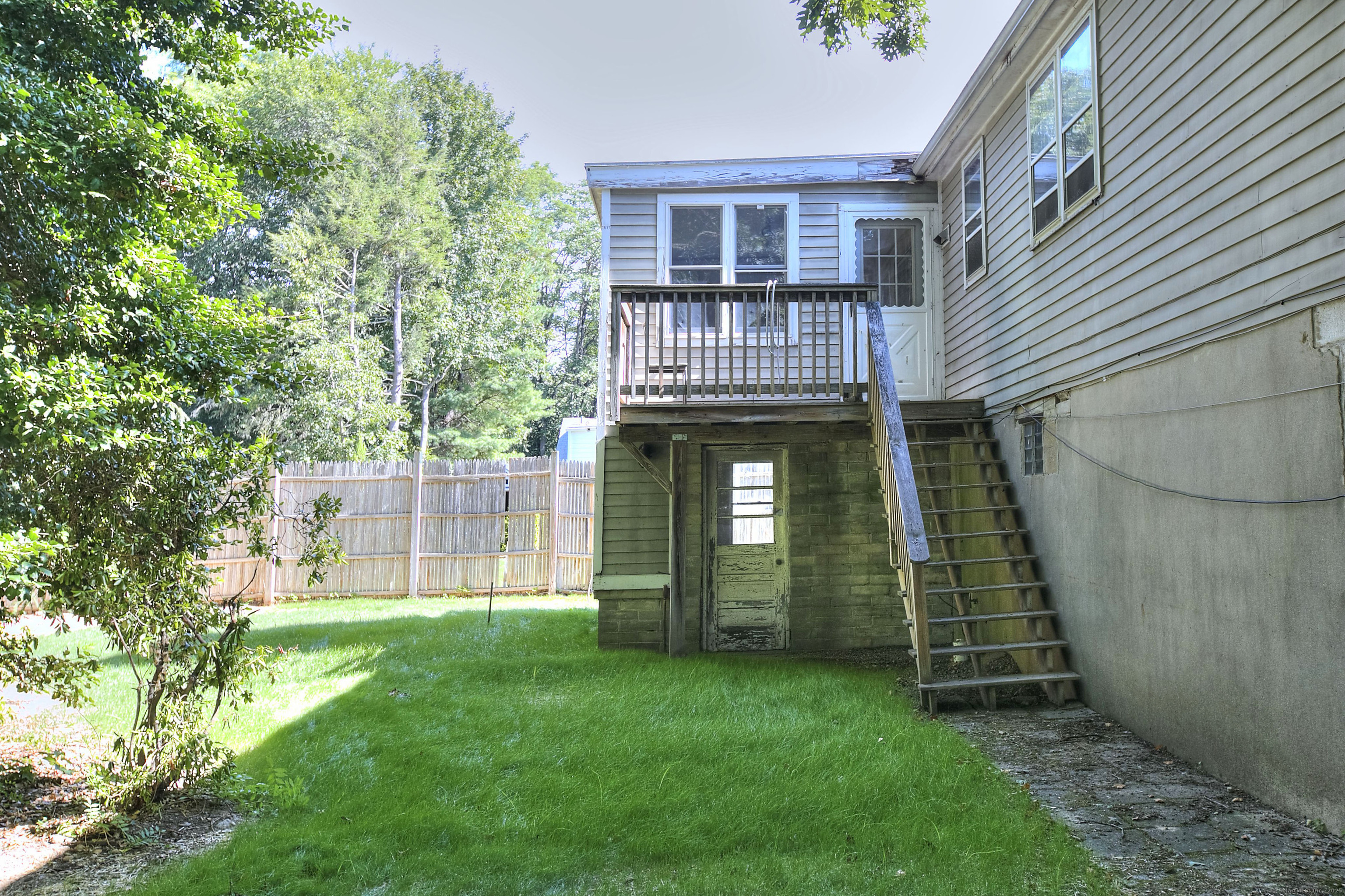 489 Main Street Westport, CT 06880 - Photo 36 of 40 a front view of a house with garden