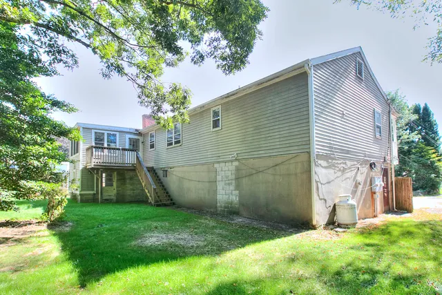 a view of a house with a yard