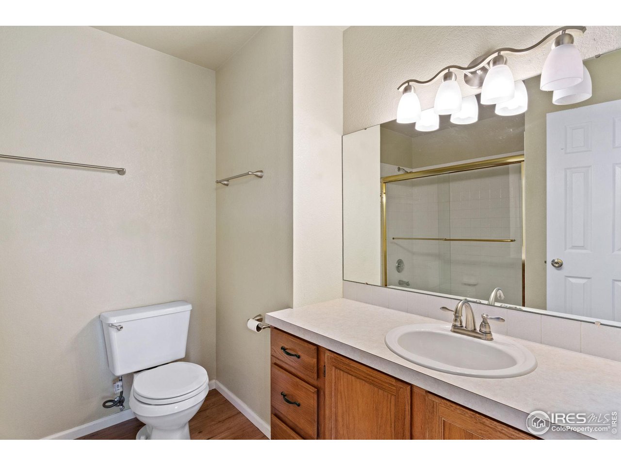 6612 Avondale Road, Unit 2B Fort Collins, CO 80525 - Photo 11 of 20 Full ensuite bathroom in primary bedroom