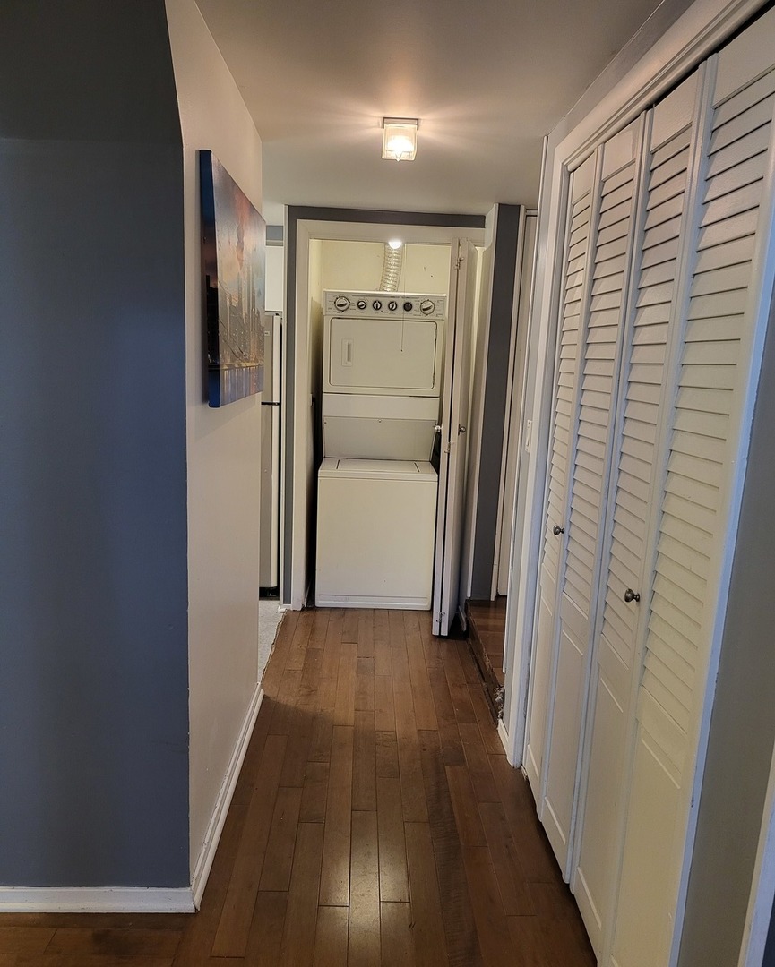 6337 Roosevelt Road, Unit 105 Berwyn, IL 60402 - Photo 7 of 20 a view of hallway with walk in closet