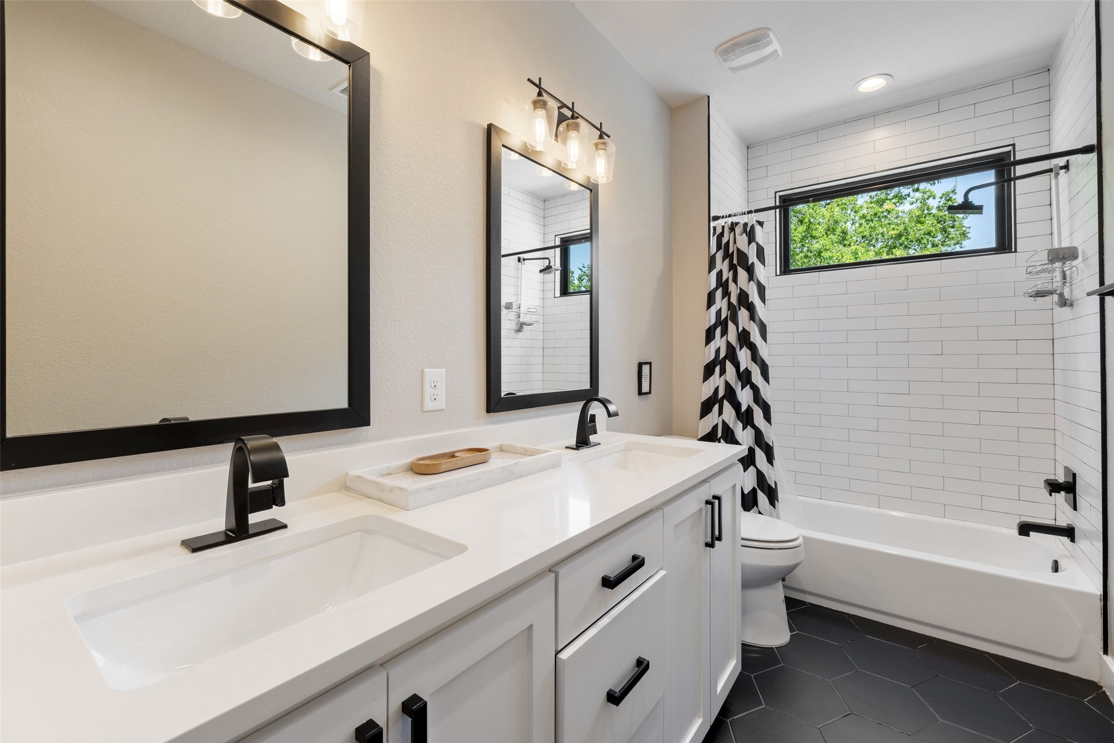 2202 Santa Rita Street Austin, TX 78702 - Photo 20 of 40 Full bathroom on 2nd floor