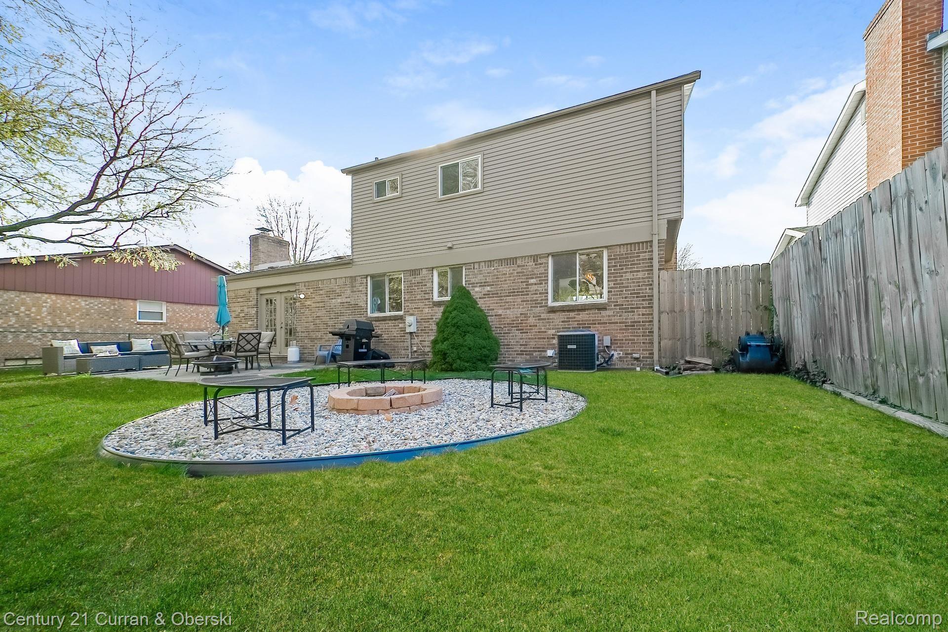 43074 Arlington Road Canton, MI 48187 - Photo 33 of 41 033-photo-rear-view-8723821.jpg
