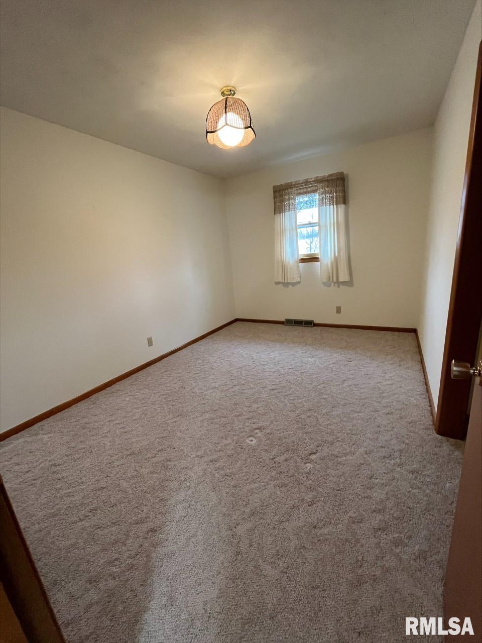 1517 Spring Valley Lane Clinton, IA 52732 - Photo 19 of 42 Gallery Image 19