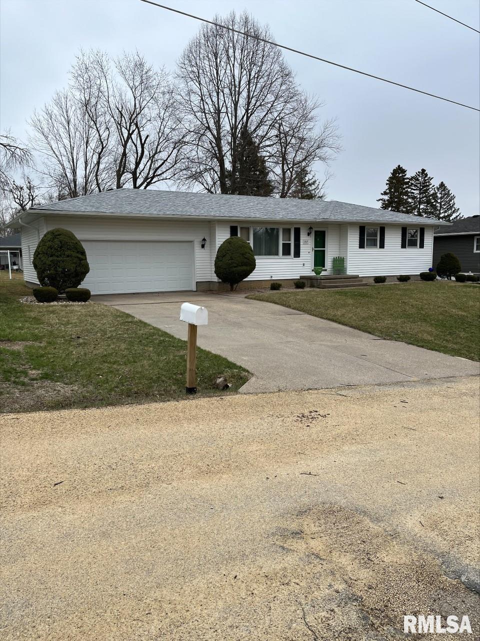 1517 Spring Valley Lane Clinton, IA 52732 - Photo 2 of 42 Gallery Image 2