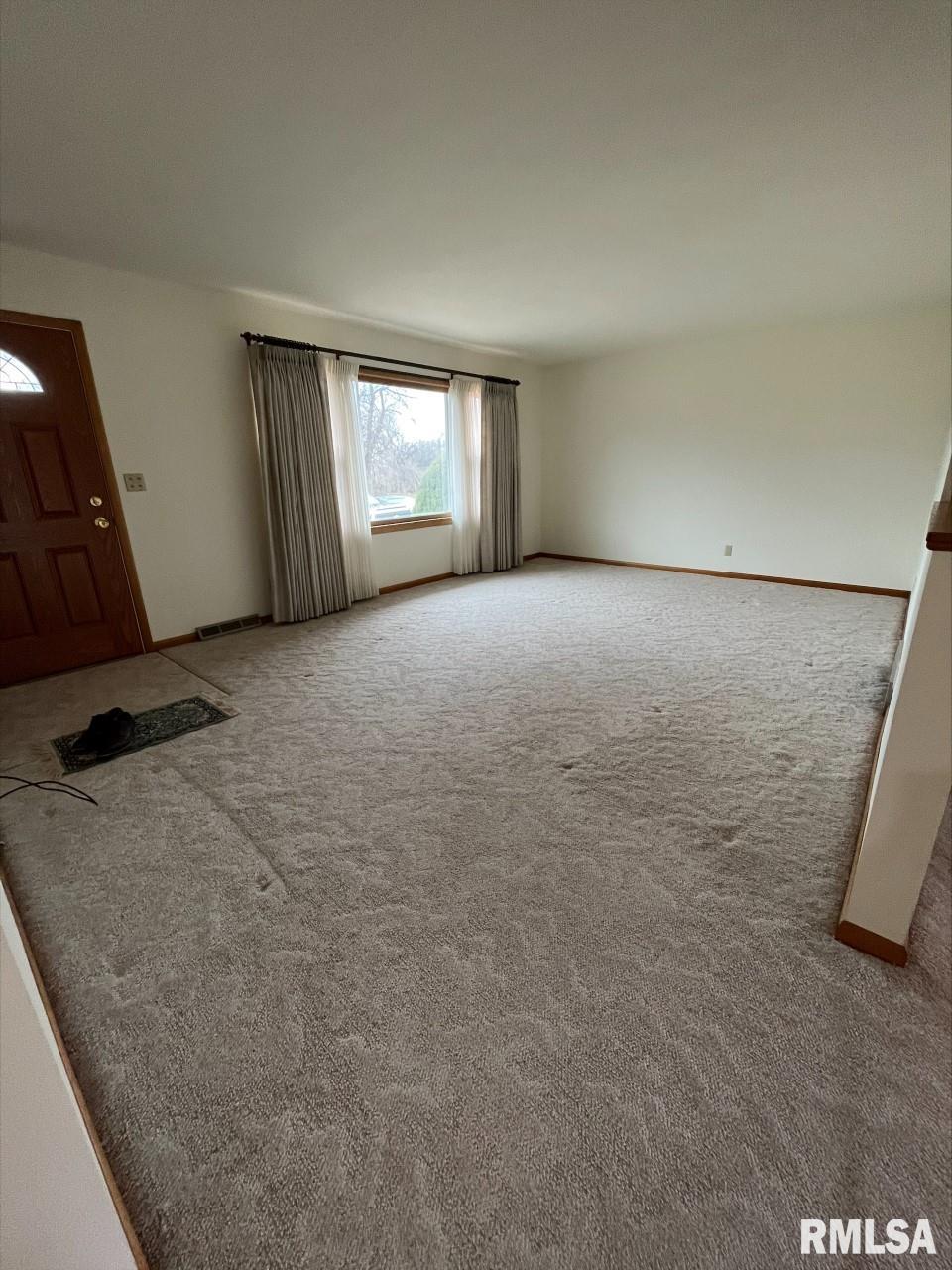 1517 Spring Valley Lane Clinton, IA 52732 - Photo 3 of 42 Gallery Image 3