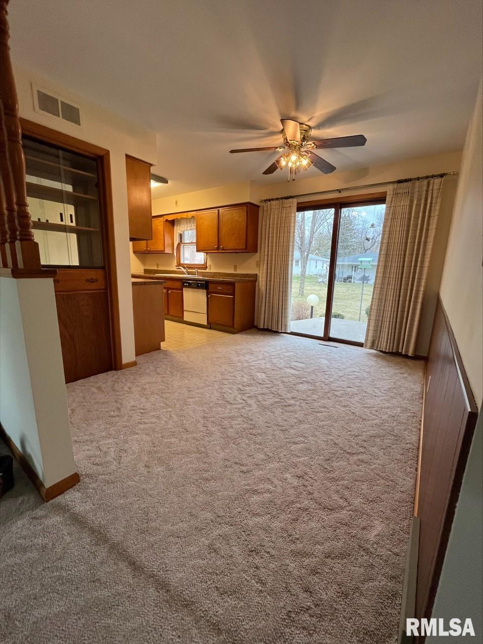 1517 Spring Valley Lane Clinton, IA 52732 - Photo 6 of 42 Gallery Image 6