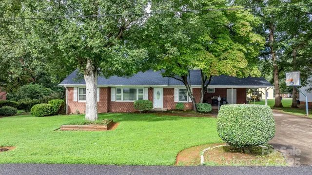 a view of a house with a backyard