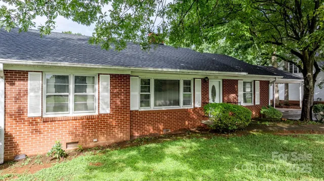 a view of house with a yard