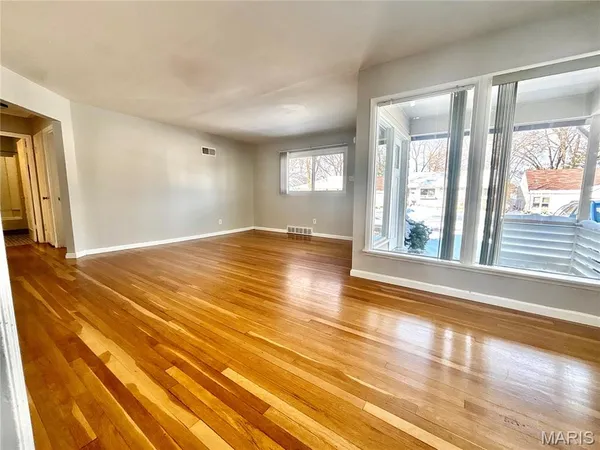 $1,850 | 844 Queen Anne Place, St. Louis, MO 63122