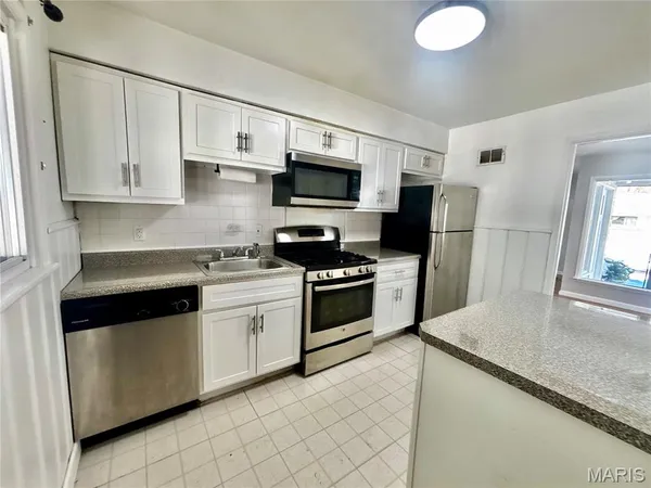 $1,850 | 844 Queen Anne Place, St. Louis, MO 63122