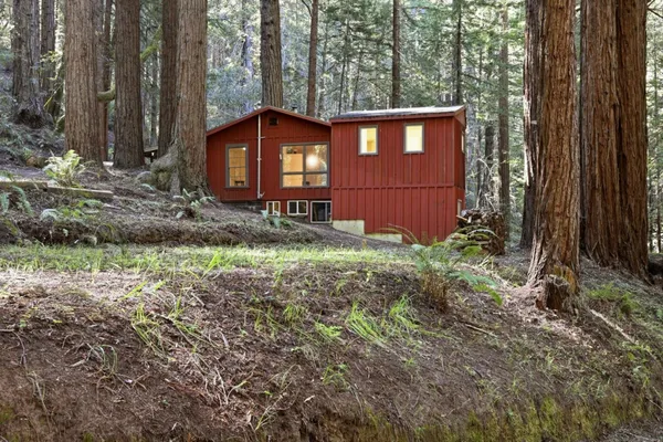 a view of a house with backyard and garden