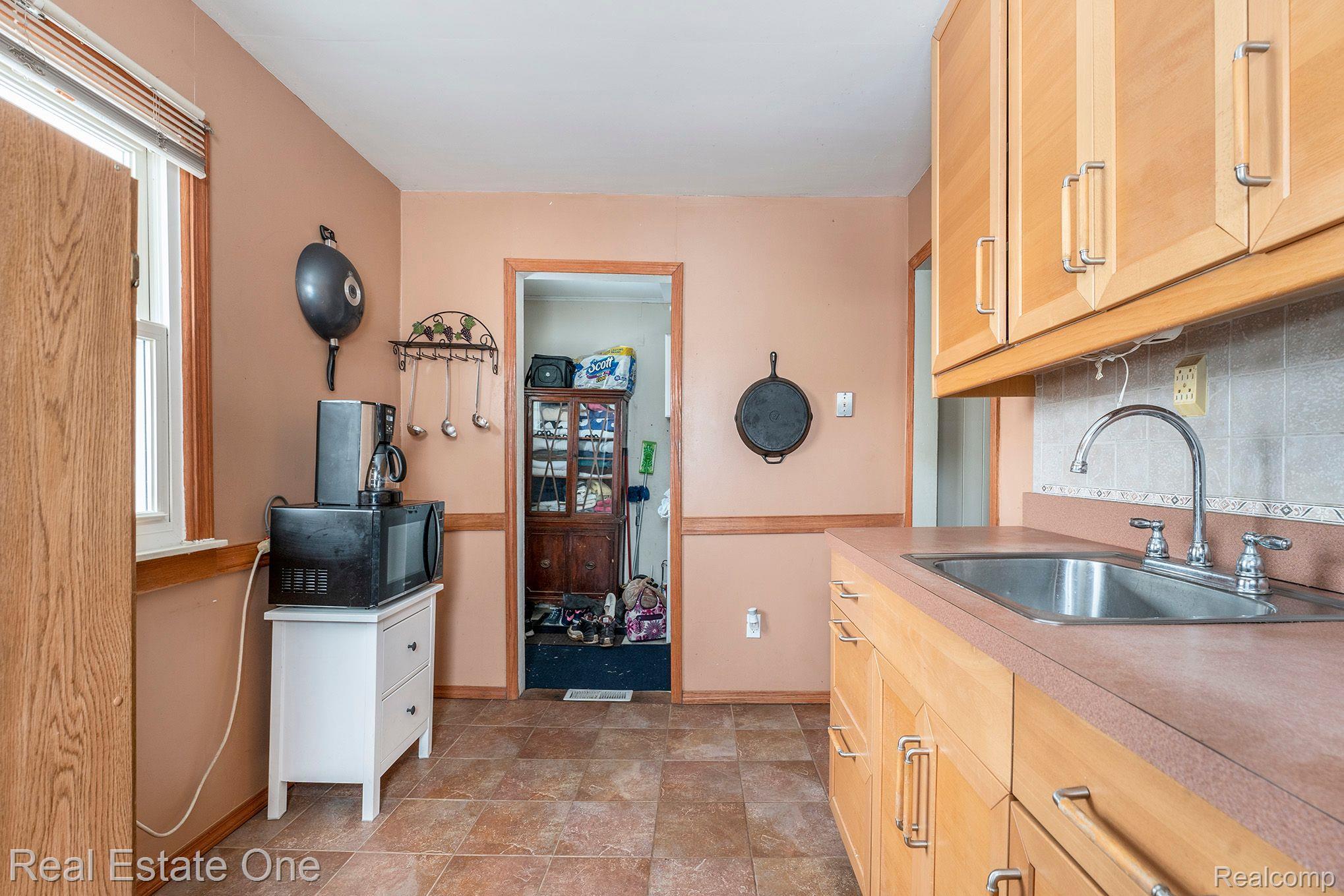 23133 Merriman Road New Boston, MI 48164 - Photo 7 of 17 Kitchen