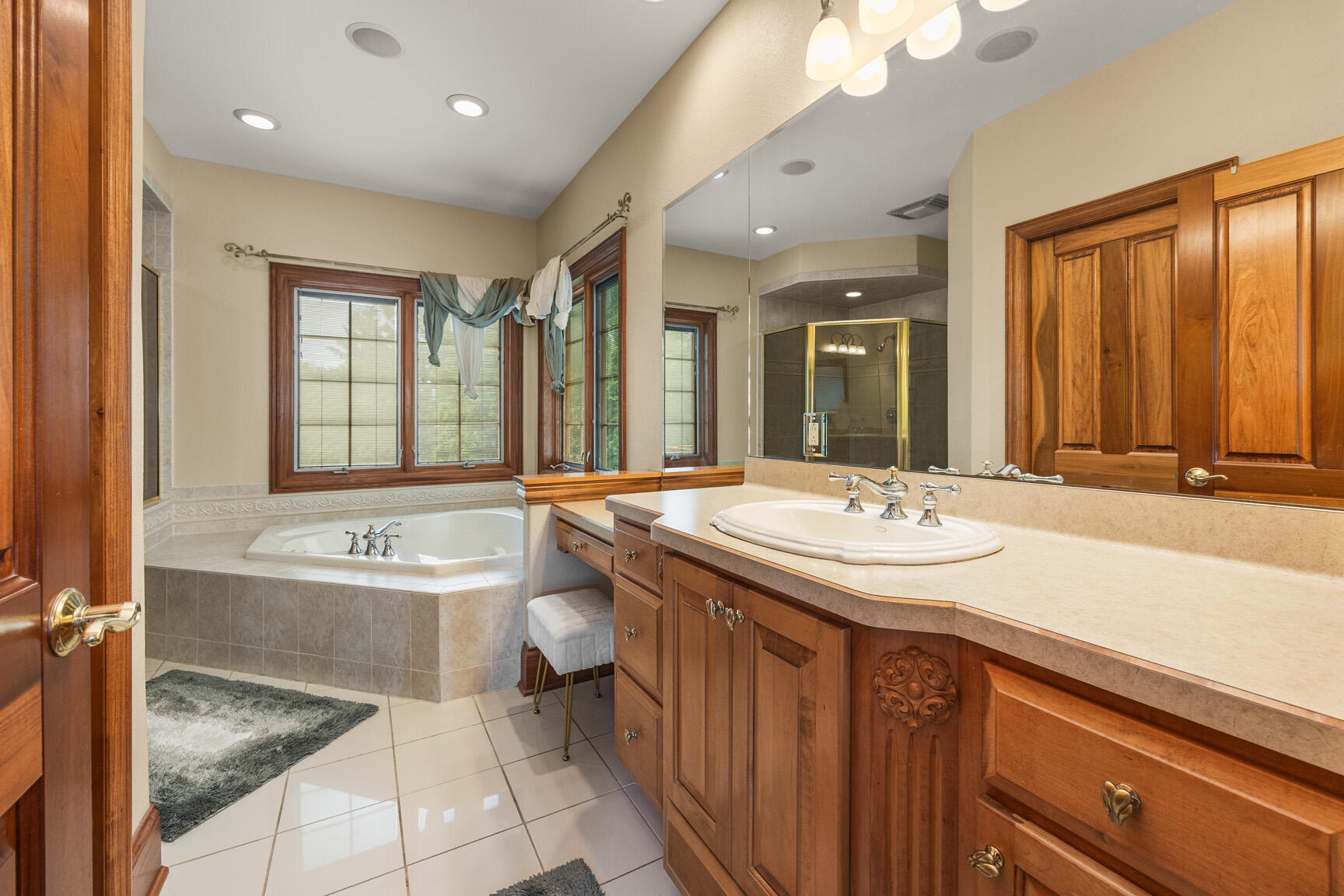 N52-w16816 Oak Ridge Trail Menomonee Falls, WI 53051 - Photo 15 of 37 Primary Bath